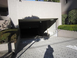 西早稲田シティタワー　駐車場入り口